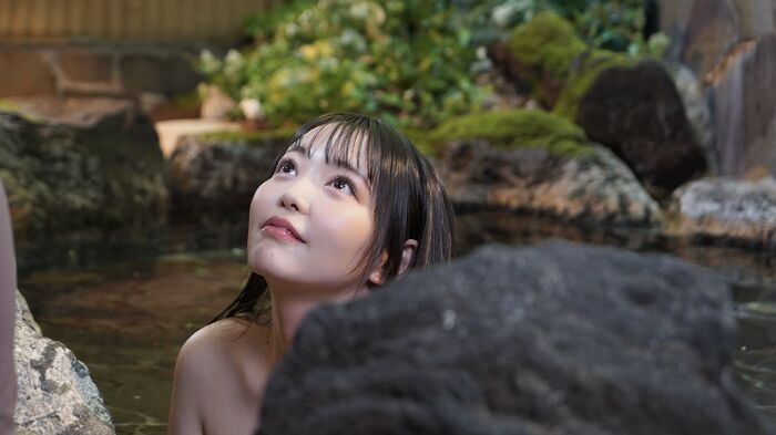 What happens when you throw a popular actress with huge breasts O cup into the men's bath? w Momona Koibuchi 6th image