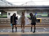 [Image] JK-chan who will take a commemorative photo with the exhibitionist of the naked coat wwwwwwwwww