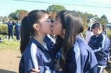 [Image] JK, who is too cheerful, deep kisses between women during a school trip