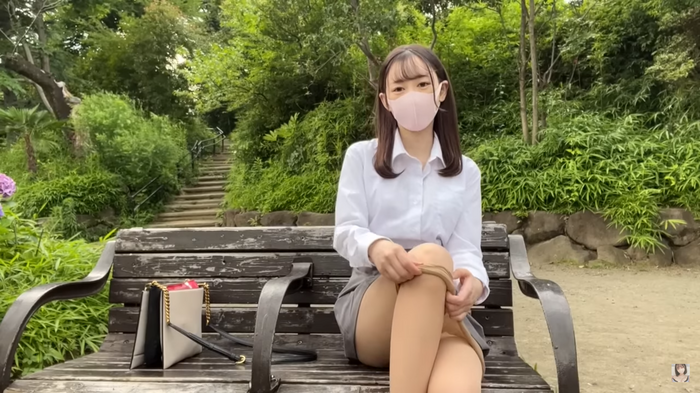 youtuber 公園でパンスト履き替えるなんて・・・・・・。 2th image