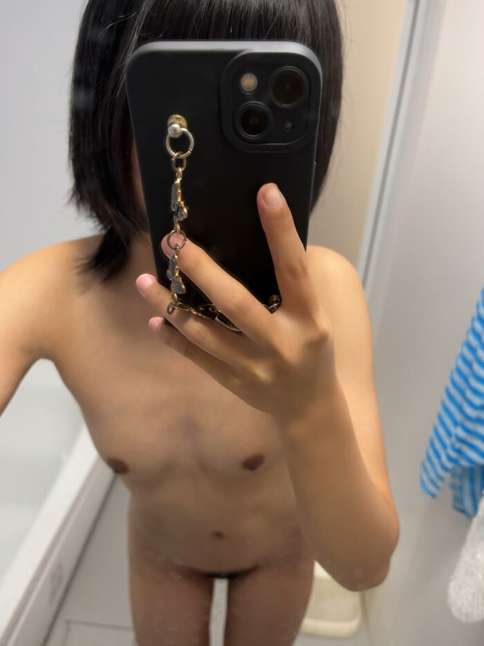 A 19-year-old girl takes off her pure white underwear and takes a naked mirror shot of A-cup small breasts naked 3th image