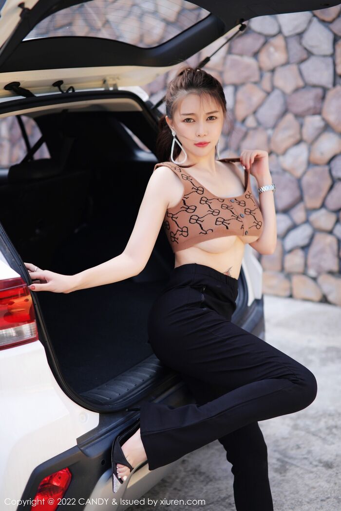 [Candy网红馆] Vol.085_模特凯竹姐姐户外汽车女郎半脱秀丰腴多姿身材迷人诱惑写真50P 25th image