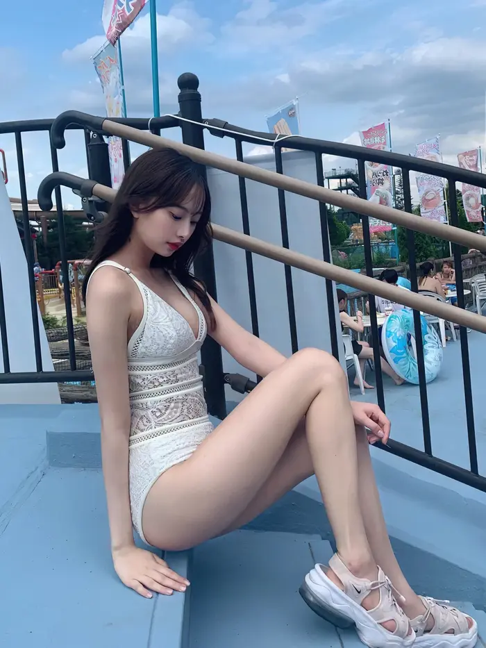 [137 high-quality erotic images of Rarumu Fujikawa] Slender swimsuit underwear gravure of a leg-long leg quarter beauty who has half of her body as her legs 22th image