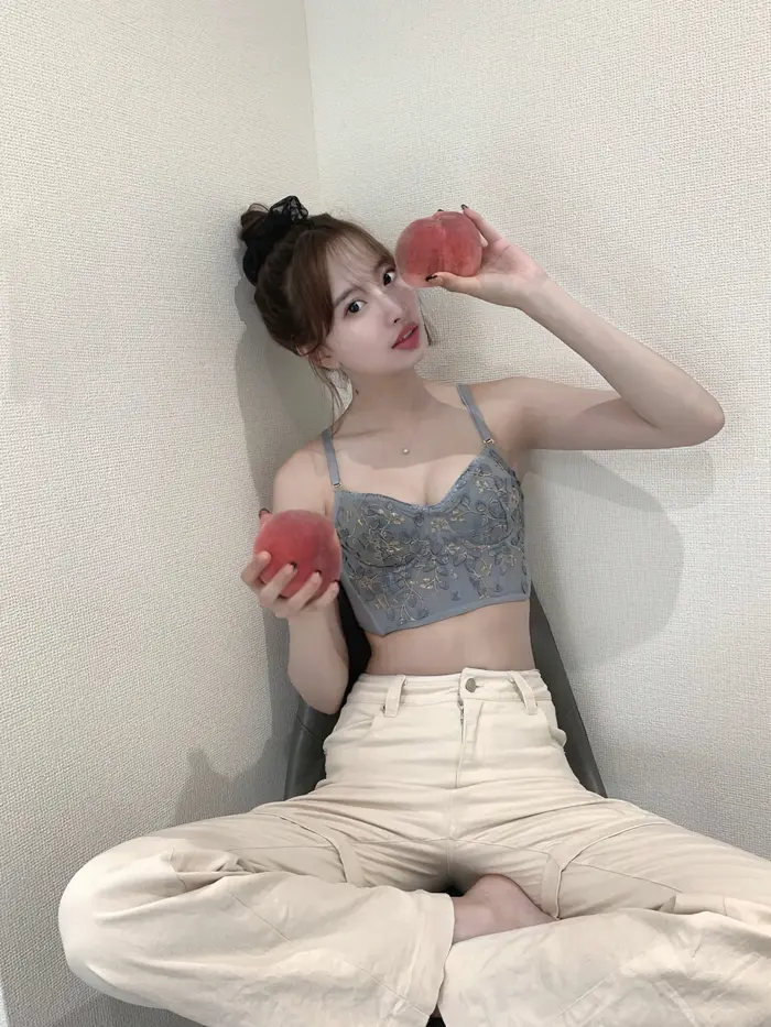 [137 high-quality erotic images of Rarumu Fujikawa] Slender swimsuit underwear gravure of a leg-long leg quarter beauty who has half of her body as her legs 29th image