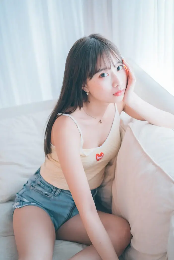[137 high-quality erotic images of Rarumu Fujikawa] Slender swimsuit underwear gravure of a leg-long leg quarter beauty who has half of her body as her legs 37th image