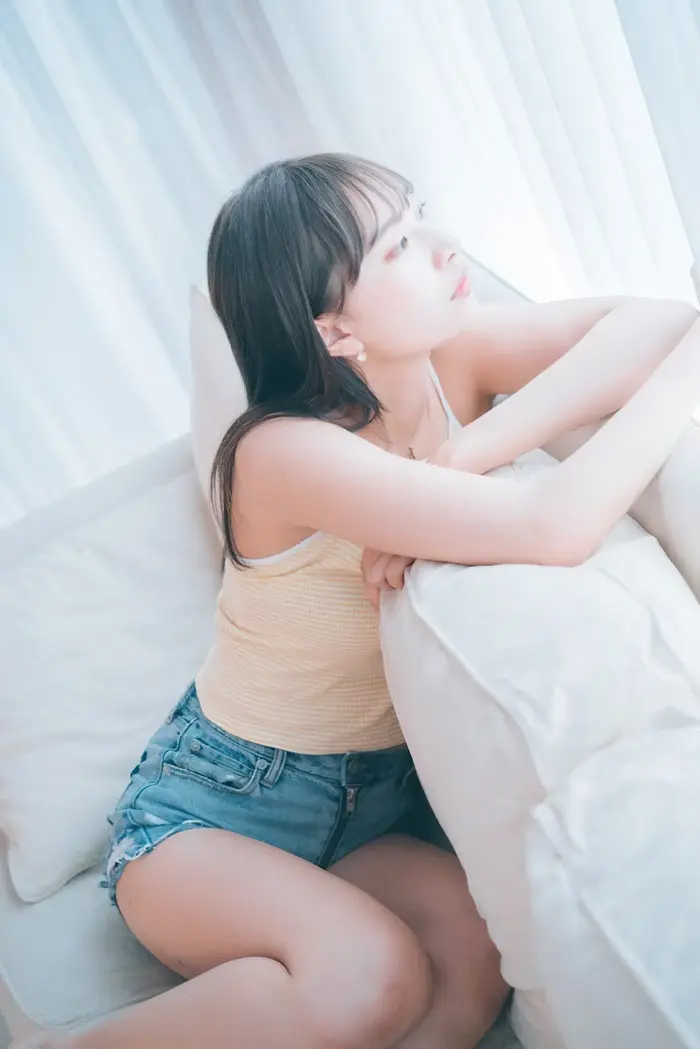 [137 high-quality erotic images of Rarumu Fujikawa] Slender swimsuit underwear gravure of a leg-long leg quarter beauty who has half of her body as her legs 38th image