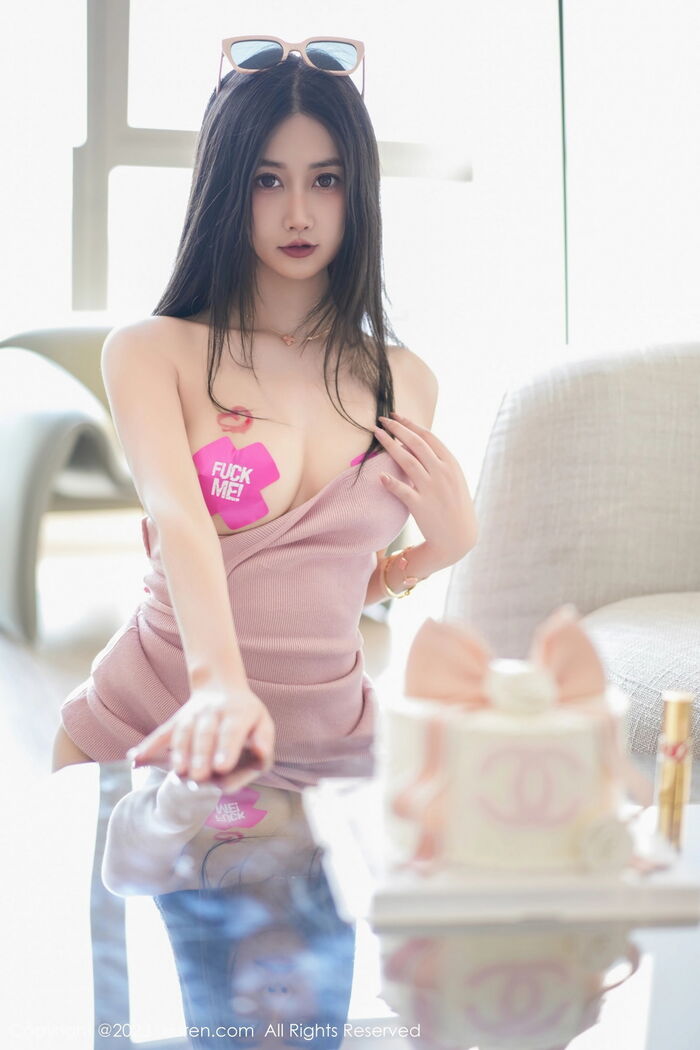 XiuRen第7533期_模特laura阿姣性感粉色连衣裙配白丝袜半脱秀惹火身材诱惑写真67P 23th image