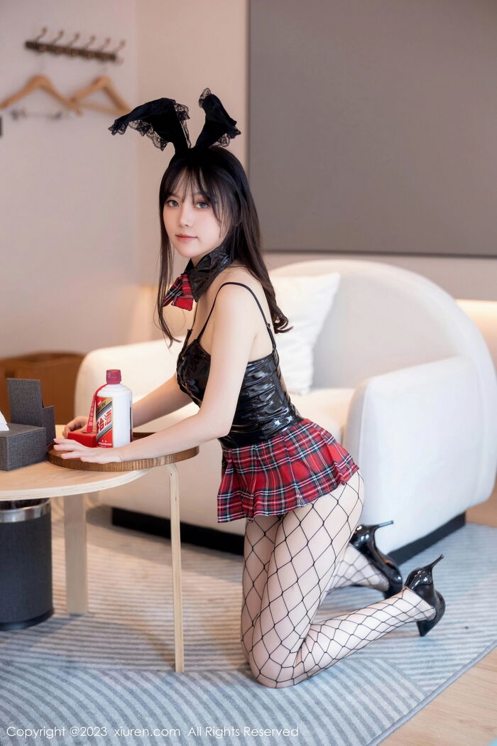 XiuRen第7575期_模特豆瓣酱性感黑色皮质连体衣配黑丝网袜秀丰满身材诱惑写真80P 5th image