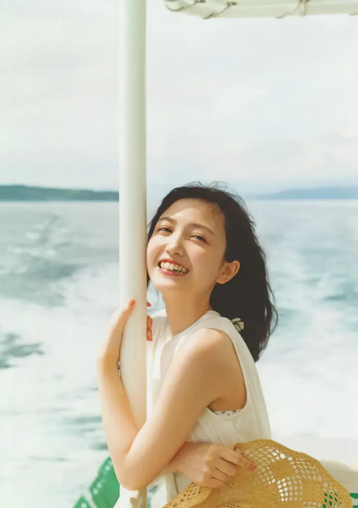 [230 high-quality erotic images of Shiori Kubo] Nogizaka's undressing swimsuit gravure off-shot 4th image