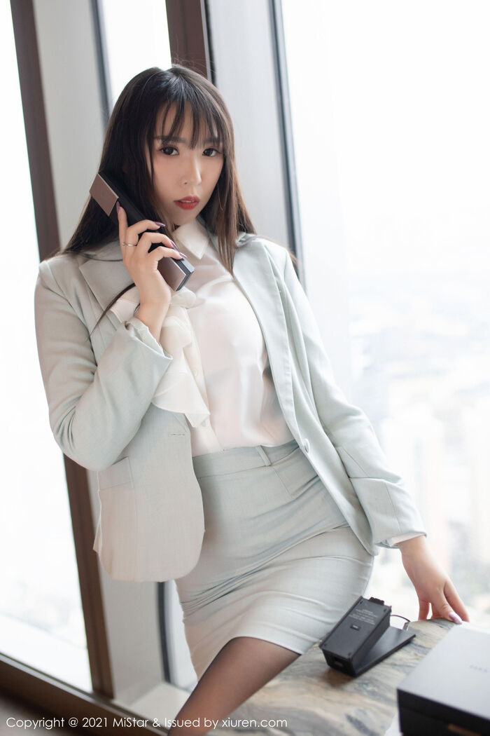 [MiStar] Vol.328_嫩模小波多职场制服黑丝OL主题半撩露无内黑丝裤袜诱惑写真46P 2th image
