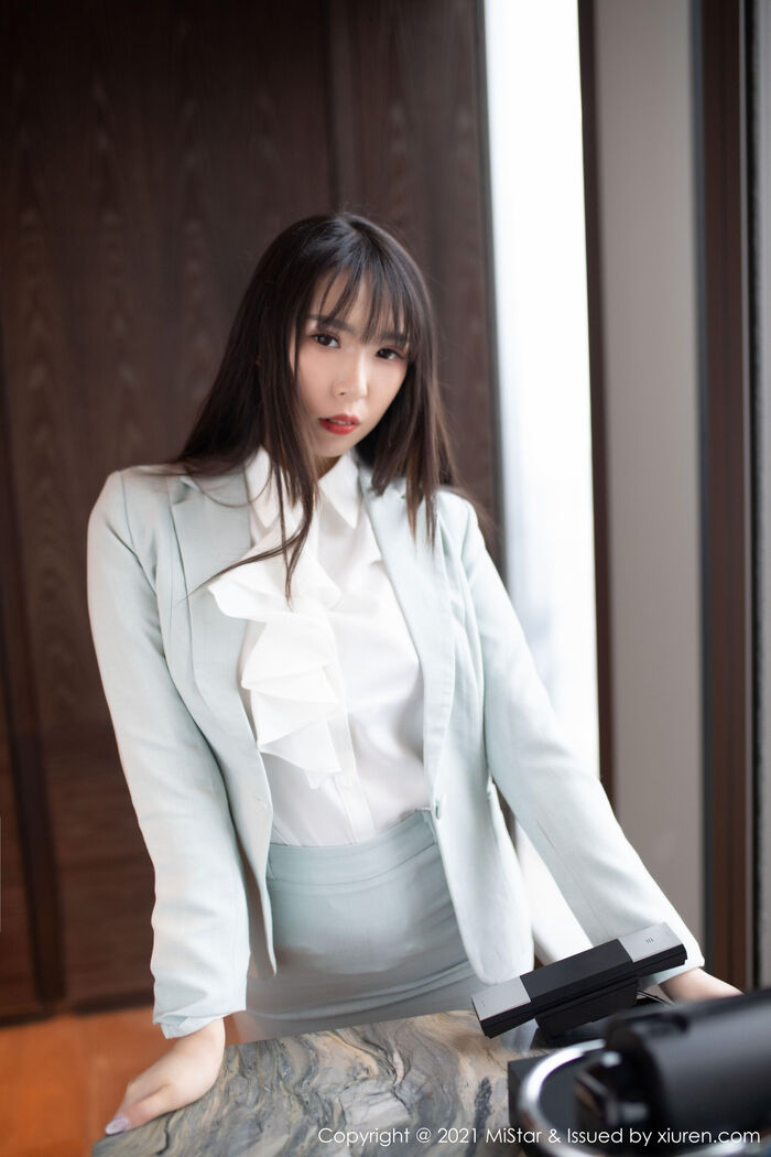 [MiStar] Vol.328_嫩模小波多职场制服黑丝OL主题半撩露无内黑丝裤袜诱惑写真46P 3th image