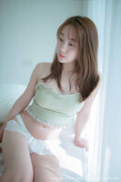 [RUISG瑞丝馆] VOL.080_嫩模风衣月Lucy私房床上Erotic Inner ClothingDistribution白腿袜清爽迷人写真46P
