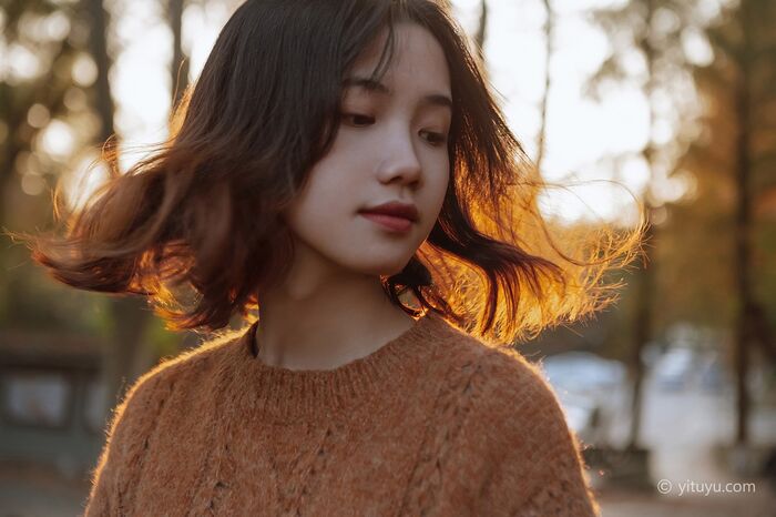[艺图语] Vol.006_模特Taltooy秋意浓主题户外阳光下宽松毛衣配短裙迷人写真30P 25th image