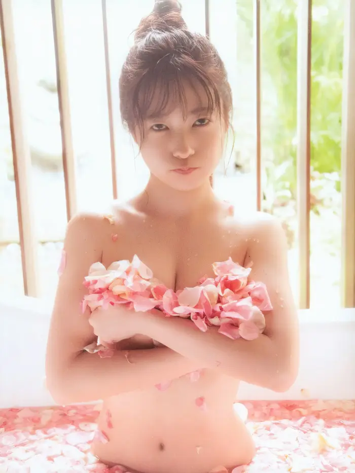 [82 high-quality erotic images of Yuri Saito] Yutan Motonogizaka's sexy lingerie cleavage gravure 7th image