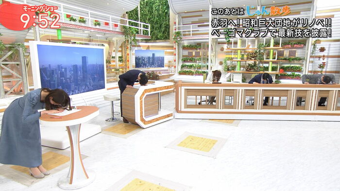 On the Shinichi Hatori Morning Show, Minami Moriyama Anna bows and exposes her breasts 2th image