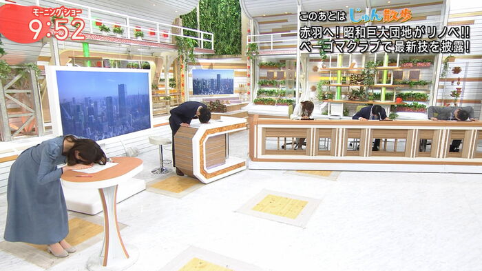 On the Shinichi Hatori Morning Show, Minami Moriyama Anna bows and exposes her breasts 3th image