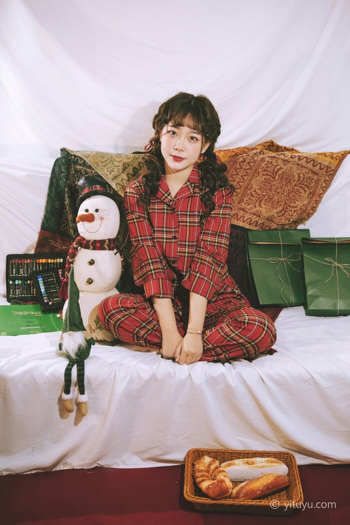 [艺图语]Vol.011_模特南京桥本环奈圣诞即事主题私房性感红色格子服饰迷人写真30P 6th image
