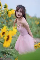 Coser美女兔子Zzz不吃胡萝卜蓝调向日葵少女主题粉色吊带短裙秀曼妙身姿迷人写真28P