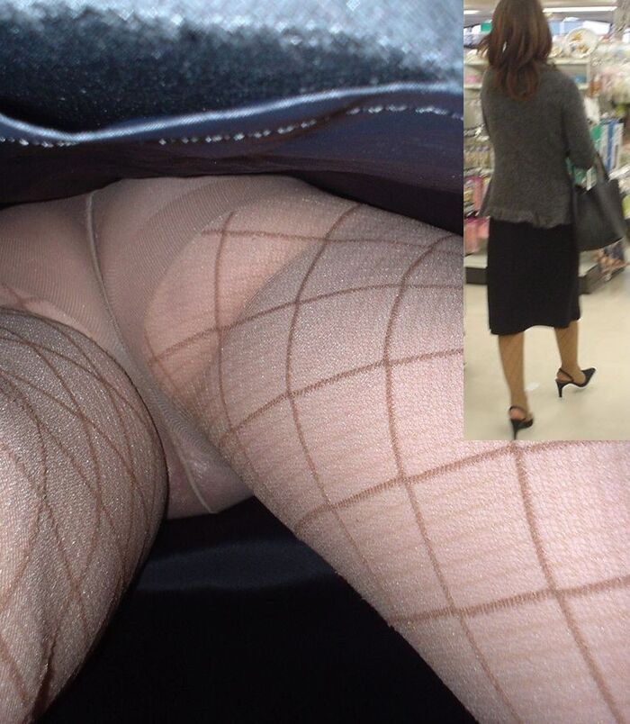I want to see the contents of the skirt of a married woman shopping at the supermarket - www It looks stuffy and smelly and it's the best panchira image - www 9th image