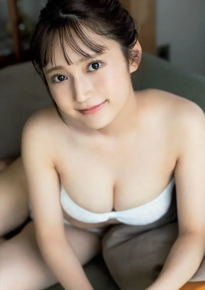 鈴木くるみのエロ画像。Fカップ爆乳おっぱい&エッチなフェラ顔 15th image