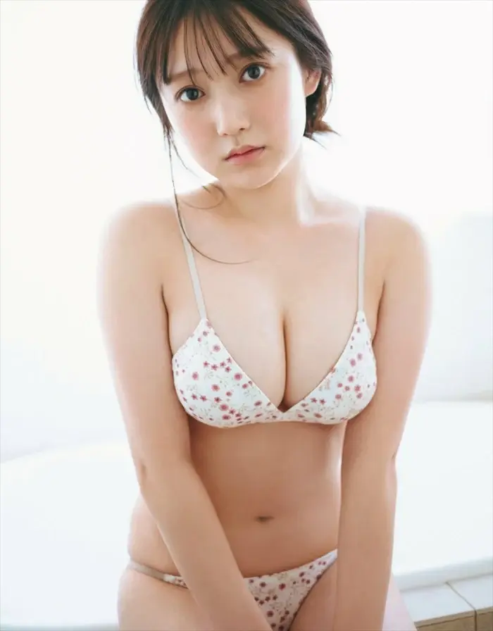 鈴木くるみのエロ画像。Fカップ爆乳おっぱい&エッチなフェラ顔 27th image