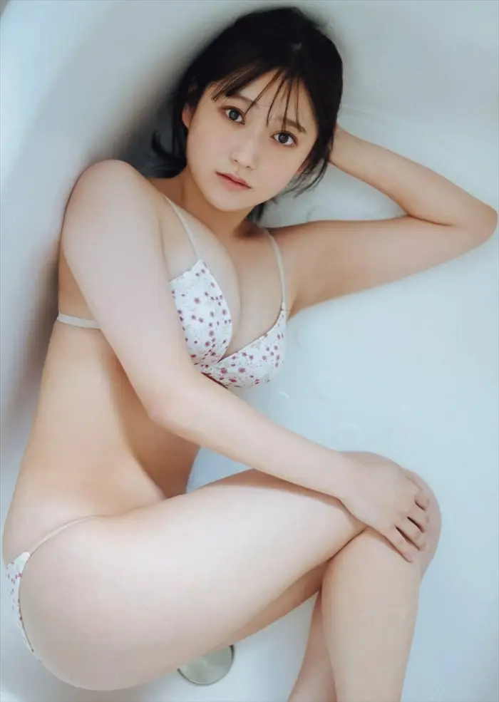 鈴木くるみのエロ画像。Fカップ爆乳おっぱい&エッチなフェラ顔 31th image
