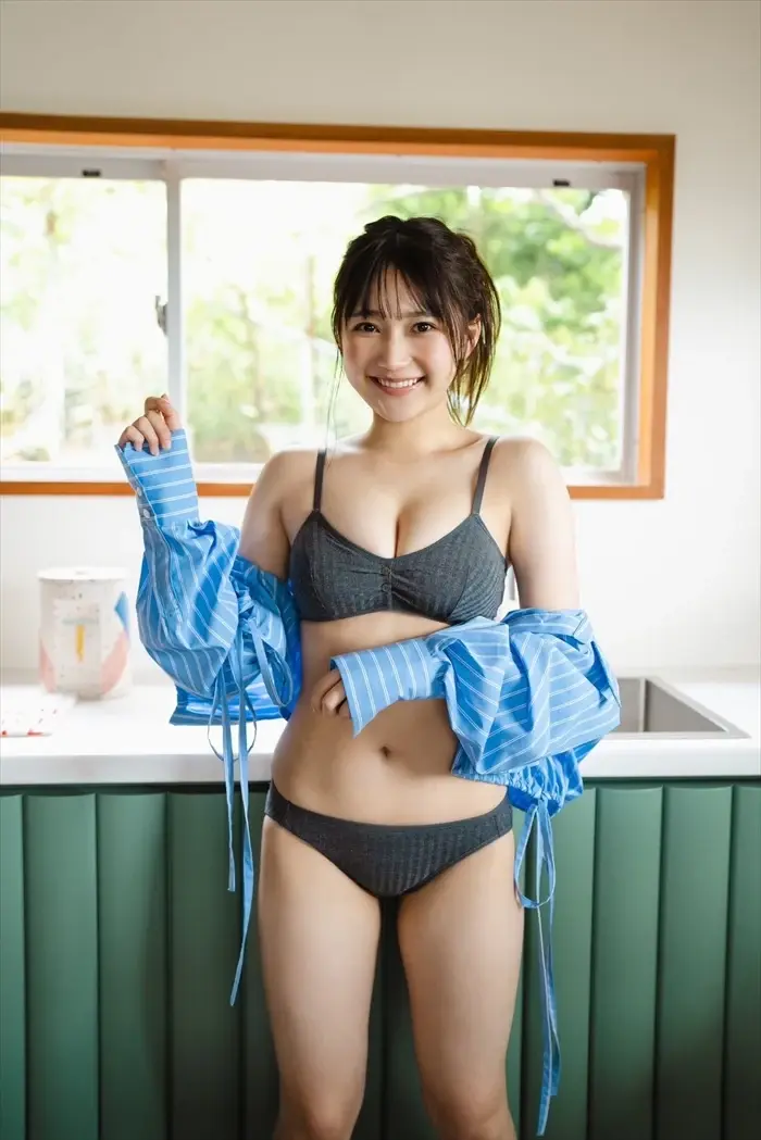 鈴木くるみのエロ画像。Fカップ爆乳おっぱい&エッチなフェラ顔 5th image