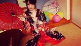 The charm of this work, ← shoulders peeking out under the kimono in white, is summarized in 5, 7, and 5