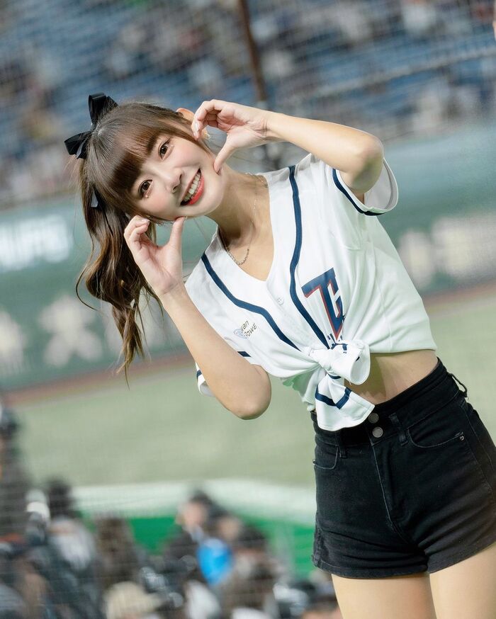The cheerleading girl 'Xiaoying Ying' has an impeccable face and beautiful breasts, causing netizens to riot (10P) 2th image