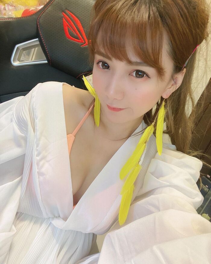The fair-skinned goddess of beautiful breasts 'Xie Jieling' has a super crazy figure and a sweet smile, which is so tempting! The super foul body is spicy! 4th image