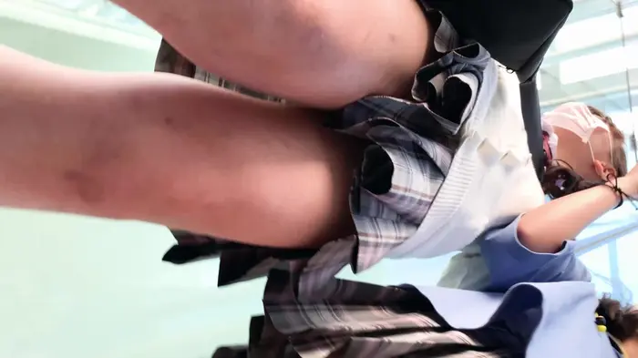 [upskirt1752 upside-down shooting JK] Erotic JK with white and pre-puri thighs that flicker the wind from beginning to end and show off white P with high image quality 16th image
