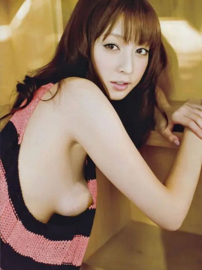 139 no-bra tank top erotic images I collected side breasts and floating nipples that can be seen from loose sleeveless 19th image